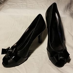 OK Black Heels Bow Sz 8.5M